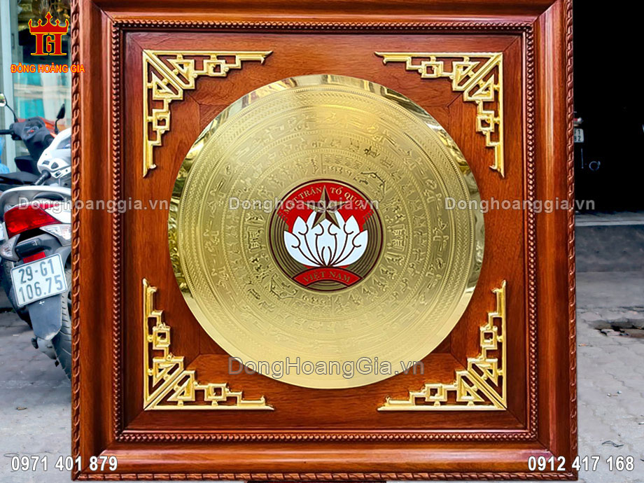 Tranh mặt trống đồng thích hợp bày trí tại không gian phòng khách sang trọng